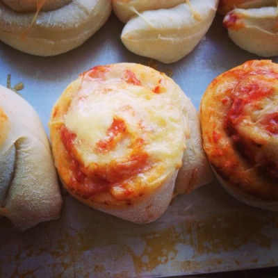 Ham_cheese_pizza_scrolls